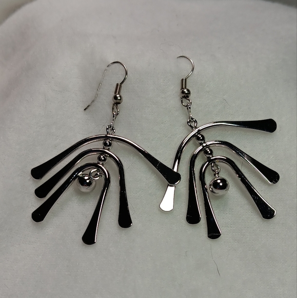 Vintage Set Articulating Dangle Earrings and Matching Necklace Avon - Picture 2 of 4